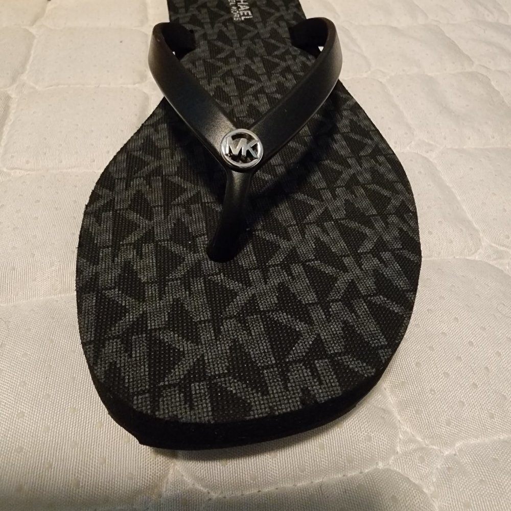 Michael Kors Jinx Flip Flop size 6  NWT
